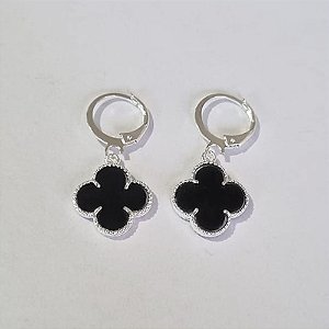 BRINCO FOLHEADO A PRATA COM 50 MILÉSIMOS + VERNIZ DIAMOND ARGOLA DE PRESSÃO TREVO PRETO 13MM PRBR000715