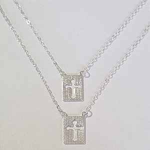 ESCAPULÁRIO FOLHEADO A PRATA COM 50 MILÉSIMOS + VERNIZ DIAMOND CRUCIFIXO VAZADO 11MM PRES000049