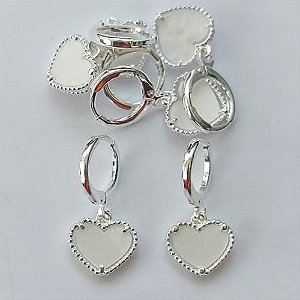 BRINCO FOLHEADO A PRATA COM 50 MILÉSIMOS + VERNIZ DIAMOND - BRINCO ARGOLINHA DE PRESSÃO (TRANQUETA) CORAÇÃO BRANCO RESINA 10MM (PRA388) PRBR000730