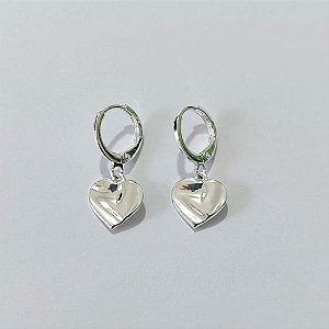 BRINCO FOLHEADO A PRATA COM 50 MILÉSIMOS + VERNIZ DIAMOND ARGOLA DE PRESSÃO COM CORAÇÃO MARTELADO 10MM PRBR000743