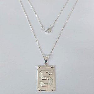 GARGANTILHA FOLHEADA A PRATA COM 50 MILÉSIMOS + VERNIZ DIAMOND - GARGANTILHA CORRENTE 45CM PINGENTE PLACA RETANGULAR LETRA " S " 20X28MM - FECHO LAGOSTA - PRGG000970