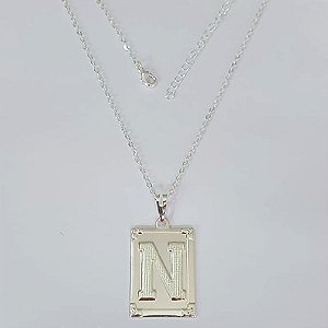 GARGANTILHA FOLHEADA A PRATA COM 50 MILÉSIMOS + VERNIZ DIAMOND - GARGANTILHA CORRENTE 45CM PINGENTE PLACA RETANGULAR LETRA " N " 20X28MM - FECHO LAGOSTA - PRGG000974