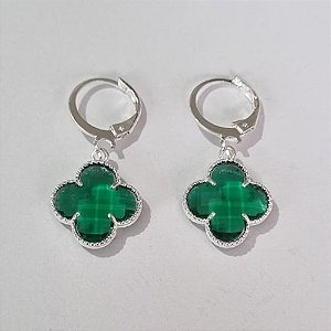 BRINCO FOLHEADO A PRATA COM 50 MILÉSIMOS + VERNIZ DIAMOND ARGOLA DE PRESSÃO TREVO VERDE VIDRO 13MM PRBR000749