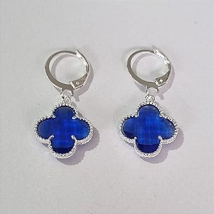 BRINCO FOLHEADO A PRATA COM 50 MILÉSIMOS + VERNIZ DIAMOND ARGOLA DE PRESSÃO TREVO AZUL VIDRO 13MM PRBR000750