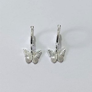 BRINCO FOLHEADO A PRATA COM 50 MILÉSIMOS + VERNIZ DIAMOND ARGOLA DE PRESSÃO COM PINGENTE BORBOLETA 9MM PRBR000765