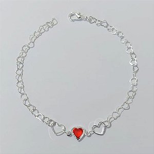 PULSEIRA FOLHEADA A PRATA COM 50 MILÉSIMOS + VERNIZ DIAMOND - PULSEIRA 19CM CORRENTE CORAÇÃO COM CORAÇÕES VAZADOS E CORAÇÃO COM PEDRA CRISTAL VERMELHA - PRPS000758