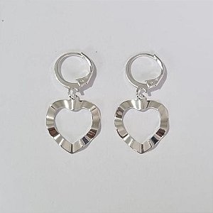 BRINCO FOLHEADO A PRATA COM 50 MILÉSIMOS + VERNIZ DIAMOND ARGOLA DE PRESSÃO CORAÇÃO TEXTURA ORGÂNICA VAZADA 17MM PRBR000803