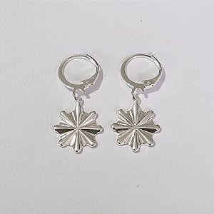 BRINCO FOLHEADO A PRATA COM 50 MILÉSIMOS + VERNIZ DIAMOND ARGOLA DE PRESSÃO TEXTURA ORGÂNICA 13MM PRBR000804