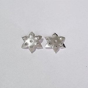 BRINCO FOLHEADO A PRATA COM 50 MILÉSIMOS + VERNIZ DIAMOND FLOR 15MM PRBR000808