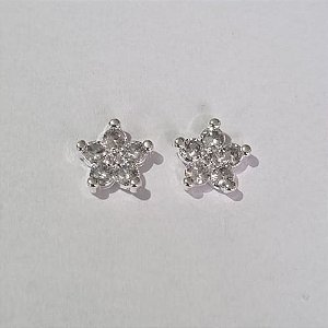 BRINCO FOLHEADO A PRATA COM 50 MILÉSIMOS + VERNIZ DIAMOND FORMATO FLOR CRAVEJADO COM ZIRCÔNIAS CRISTAL 11MM  PRBR000813