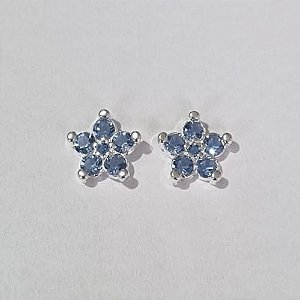 BRINCO FOLHEADO A PRATA COM 50 MILÉSIMOS + VERNIZ DIAMOND FORMATO FLOR CRAVEJADO COM ZIRCÔNIAS AZUL CLARO 11MM  PRBR000814
