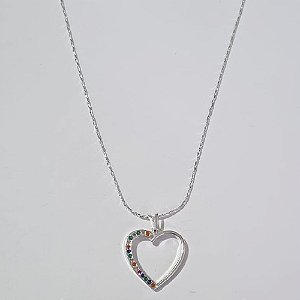 GARGANTILHA FOLHEADA A PRATA COM 50 MILÉSIMOS + VERNIZ DIAMOND CORRENTE 45CM PINGENTE CORAÇÃO COM MICRO ZIRCÔNIAS COLORIDAS VAZADO 18MM + EXTENSOR PRGG001065
