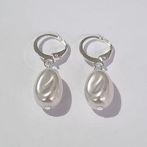BRINCO FOLHEADO A PRATA COM 50 MILÉSIMOS + VERNIZ DIAMOND ARGOLA DE PRESSÃO COM PÉROLA 10MM PRBR000826