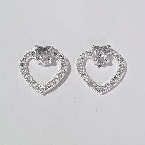 BRINCO FOLHEADO A PRATA COM 50 MILÉSIMOS + VERNIZ DIAMOND CORAÇÃO VAZADO COM MICRO ZIRCÔNIAS E ZIRCÔNIA FORMATO CORAÇÃO 15MM PRBR000830
