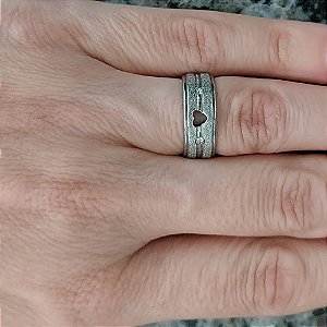 ALIANÇA EM AÇO INOXIDÁVEL 316L COM CORAÇÃO VAZADO MICRO ZIRCÔNIAS E BRILHOS 7,7MM (VALOR UNITÁRIO) ACAL000025