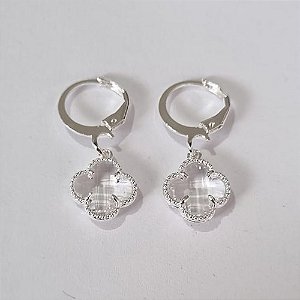 BRINCO FOLHEADO A PRATA COM 50 MILÉSIMOS + VERNIZ DIAMOND ARGOLA DE PRESSÃO TREVO BRANCO VIDRO 10MM PRBR000840
