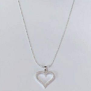 GARGANTILHA FOLHEADA A PRATA COM 50 MILÉSIMOS + VERNIZ DIAMOND CORRENTE SINGAPURA 45CM COM PINGENTE CORAÇÃO CRAVEJADO EM MICROS ZIRCÔNIAS 17MM FECHO LAGOSTA PRGG001086