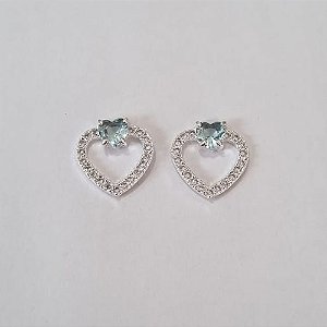 BRINCO FOLHEADO A PRATA COM 50 MILÉSIMOS + VERNIZ DIAMOND CORAÇÃO VAZADO COM MICRO ZIRCÔNIAS E ZIRCÔNIA FORMATO CORAÇÃO AZUL CLARO 15MM PRBR000851