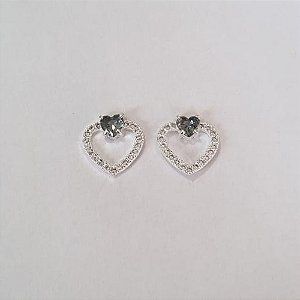 BRINCO FOLHEADO A PRATA COM 50 MILÉSIMOS + VERNIZ DIAMOND CORAÇÃO VAZADO COM MICRO ZIRCÔNIAS E ZIRCÔNIA FORMATO CORAÇÃO CINZA15MM PRBR000853
