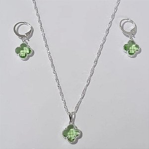 CONJUNTO FOLHEADO A PRATA COM 50 MILÉSIMOS  + VERNIZ DIAMOND CORRENTE SINGAPURA 45CM PINGENTE TREVO VERDE VIDRO 10MM E  BRINCOS COM ARGOLA DE PRESSÃO TREVO VERDE VIDRO 10MM PRCJ000085