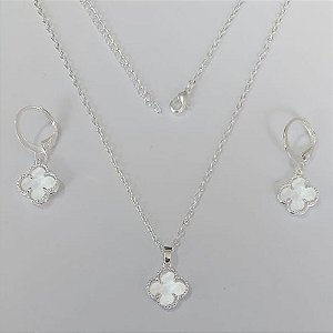 CONJUNTO FOLHEADO A PRATA COM 50 MILÉSIMOS + VERNIZ DIAMOND CORRENTE CADEADO 45CM PINGENTE VANM CLEEF MADRE PÉROLA 12MM E BRINCOS COM ARGOLA DE PRESSÃO TREVO MADRE PÉROLA 10MM PRCJ000086