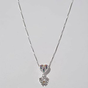 GARGANTILHA FOLHEADA A PRATA COM 50 MILÉSIMOS + VERNIZ DIAMOND CORRENTE VENEZIANA 45CM COM BASE E PINGENTE MENINA CRAVEJADO EM MICRO ZIRCÔNIAS COLORIDAS 18MM PRGG001102