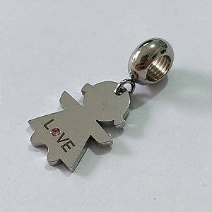 BERLOQUE EM AÇO INOXIDÁVEL 316L PINGENTE MENINA COM PALAVRA LOVE E PEDRA EM ZIRCÔNIA ROSA 11X16MM ACBQ000009