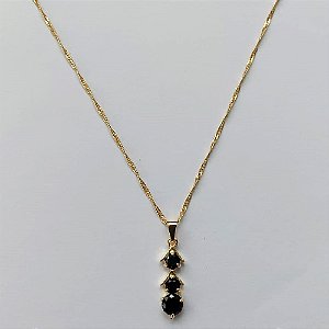 GARGANTILHA FOLHEADA A OURO CORRENTE SINGAPURA 42CM COM PINGENTE COM PEDRAS EM ZIRCÔNIAS PRETAS 5X25MM OUGG000082