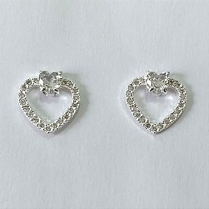 BRINCO FOLHEADO A PRATA COM 50 MILÉSIMOS + VERNIZ DIAMOND BRINCO DE PINO CORAÇÃO VAZADO COM MICRO ZIRCÔNIAS E ZIRCÔNIA FORMATO CORAÇÃO CRISTAL 15MM PRBR000855