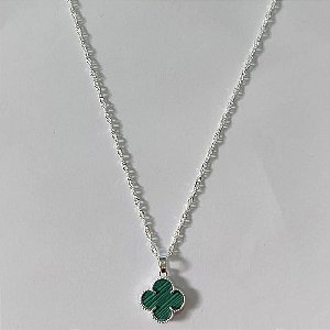 GARGANTILHA FOLHEADA A PRATA COM 50 MILÉSIMOS + VERNIZ DIAMOND CORRENTE SINGAPURA 45CM TREVO VERDE LISTRADO 13MM PRGG001127