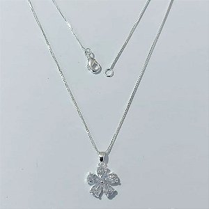 GARGANTILHA FOLHEADA A PRATA COM 50 MILÉSIMOS + VERNIZ DIAMOND CORRENTE VENEZIANA PINGENTE FLOR COM ZIRCÔNIAS CRISTAIS 13MM PRGG001123