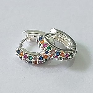 BRINCO FOLHEADO A PRATA COM 50 MILÉSIMOS + VERNIZ DIAMOND ARGOLA COM 2 FILEIRAS DE MICRO ZIRCÔNIAS COLORIDAS 9MM PRBR000874
