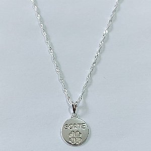 GARGANTILHA FOLHEADA A PRATA COM 50 MILÉSIMOS + VERNIZ DIAMOND CORRENTE SINGAPURA 45CM MEDALHA SORTE COM TREVO 15MM PRGG001132