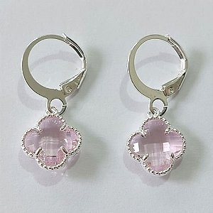 BRINCO FOLHEADO A PRATA COM 50 MILÉSIMOS + VERNIZ DIAMOND ARGOLA DE PRESSÃO TREVO ROSA VIDRO 13MM PRBR000875