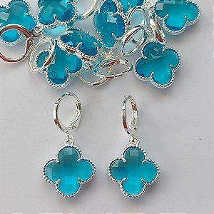 BRINCO FOLHEADO A PRATA COM 50 MILÉSIMOS + VERNIZ DIAMOND - BRINCO ARGOLINHA DE PRESSÃO (TRANQUETA)TREVO AZUL VIDRO 13MM (PRA393) PRBR000876