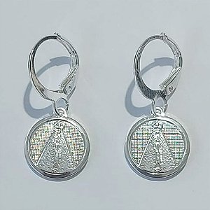 BRINCO FOLHEADO A PRATA COM 50 MILÉSIMOS + VERNIZ DIAMOND ARGOLA DE PRESSÃO NOSSA SENHORA APARECIDA 12MM PRBR000878