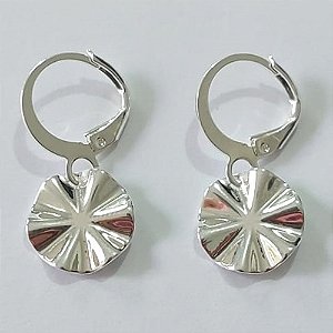 BRINCO FOLHEADO A PRATA COM 50 MILÉSIMOS + VERNIZ DIAMOND ARGOLA DE PRESSÃO TEXTURA ORGÂNICA REDONDO 11MM PRBR000879