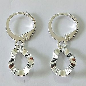 BRINCO FOLHEADO A PRATA COM 50 MILÉSIMOS + VERNIZ DIAMOND ARGOLA DE PRESSÃO TEXTURA ORGÂNICA FORMATO GOTA VAZADA 10MM PRBR000880