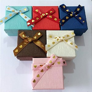 CAIXINHA PARA PRESENTE COM LAÇO PARA JOIAS (CORES SORTIDAS) 4X4CM PREB000001