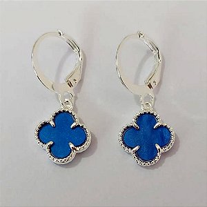 BRINCO FOLHEADO A PRATA COM 50 MILÉSIMOS + VERNIZ DIAMOND ARGOLA DE PRESSÃO TREVO AZUL 10MM PRBR000894