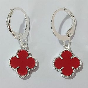 BRINCO FOLHEADO A PRATA COM 50 MILÉSIMOS + VERNIZ DIAMOND ARGOLA DE PRESSÃO TREVO VERMELHO 10MM PRBR000895