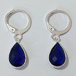BRINCO FOLHEADO A PRATA COM 50 MILÉSIMOS + VERNIZ DIAMOND ARGOLA DE PRESSÃO FORMATO GOTA PEDRA CRISTAL AZUL 8MM (PAR) PRBR000899