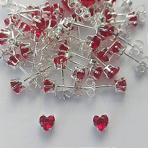 BRINCO FOLHEADA A PRATA COM 50 MILÉSIMOS + VERNIZ DIAMOND - BRINCO DE PINO ZIRCÔNIA FORMATO CORAÇÃO VERMELHO 5MM (PRA422) PRBR000900