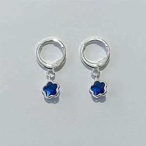 BRINCO FOLHEADO A PRATA COM 50 MILÉSIMOS + VERNIZ DIAMOND BRINCO COM TRANQUETA DE PRESSÃO TREVO AZUL 6MM PRBR000920