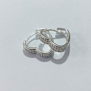 BRINCO FOLHEADO A PRATA COM 50 MILÉSIMOS + VERNIZ DIAMOND ARGOLA FORMATO CORAÇÃO COM 2 FILEIRAS DE MICROS ZIRCÔNIAS 18MM PRBR000922