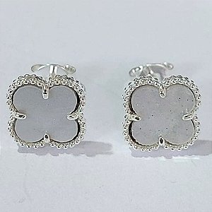 BRINCO FOLHEADO A PRATA COM 50 MILÉSIMOS + VERNIZ DIAMOND TREVO MADRE PÉROLA 10MM PRBR000923