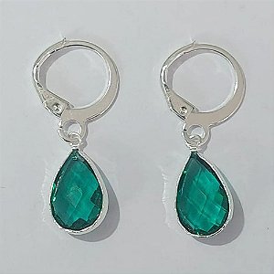 BRINCO FOLHEADO A PRATA COM 50 MILÉSIMOS + VERNIZ DIAMOND ARGOLA DE PRESSÃO FORMATO GOTA PEDRA CRISTAL VERDE 11MM PRBR000927