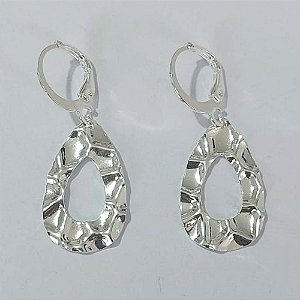 BRINCO FOLHEADO A PRATA COM 50 MILÉSIMOS + VERNIZ DIAMOND ARGOLA DE PRESSÃO FORMATO GOTA MARTELADA VAZADA 14X23MM PRBR000929