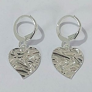 BRINCO FOLHEADO A PRATA COM 50 MILÉSIMOS + VERNIZ DIAMOND ARGOLA DE PRESSÃO FORMATO CORAÇÃO MARTELADO 14X15MM PRBR000930