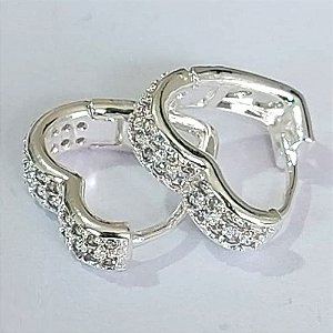 BRINCO FOLHEADO A PRATA COM 50 MILÉSIMOS + VERNIZ DIAMOND ARGOLA FORMATO CORAÇÃO COM 2 FILEIRAS DE MICROS ZIRCÔNIAS 13MM PRBR000931